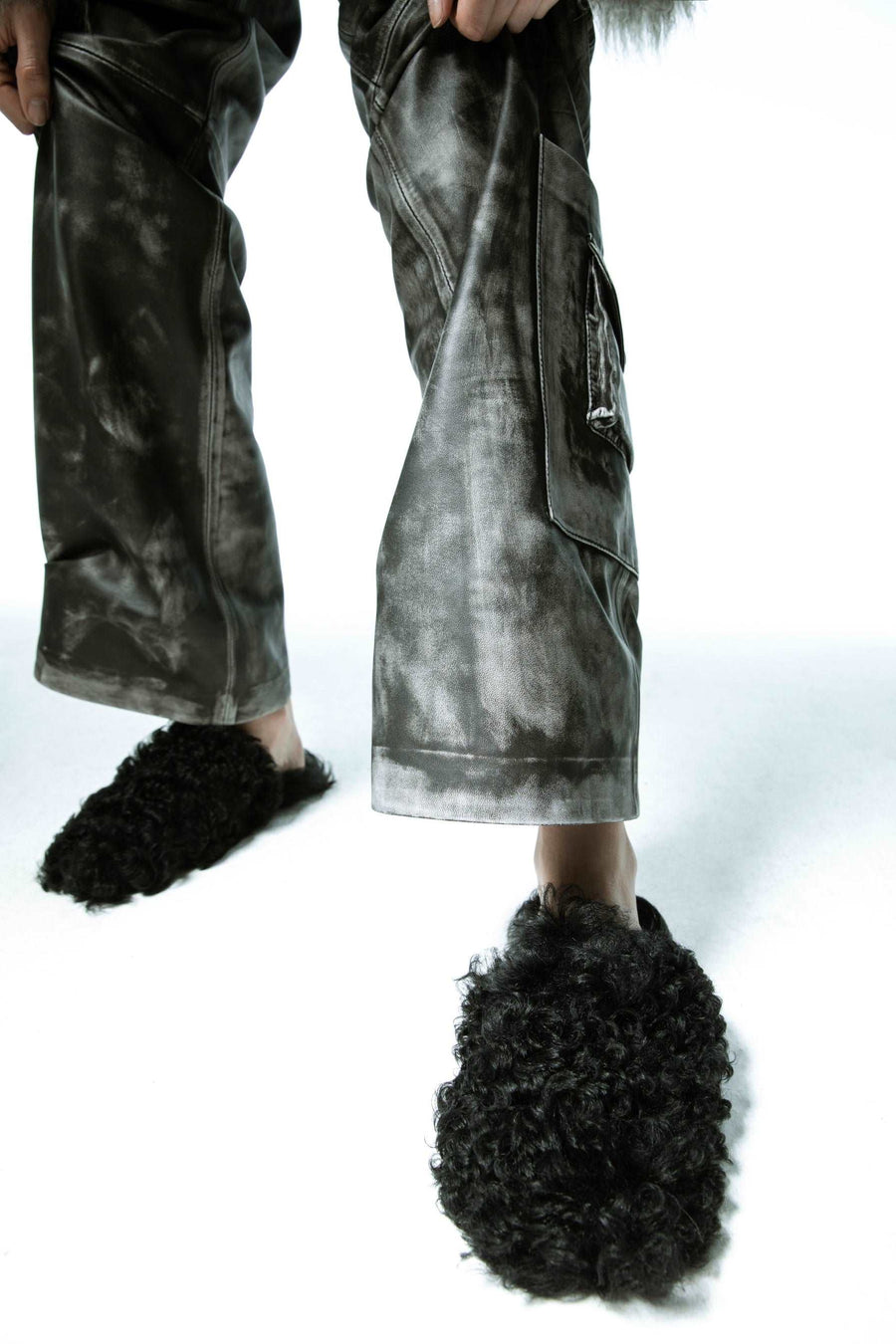 Home Everywhere Shearling Slippers | Black Tigrado